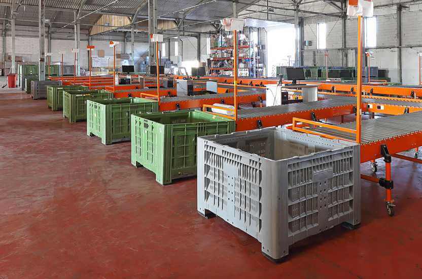 Utilisation de caisses palettes dans le travail quotidien sur la ligne de production